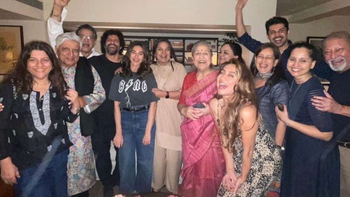 shabana-azmi-shares-family-photo-from-javed-akhtar-ex-wife-honey-irani-last-birthday-apologises-for-the-blunder